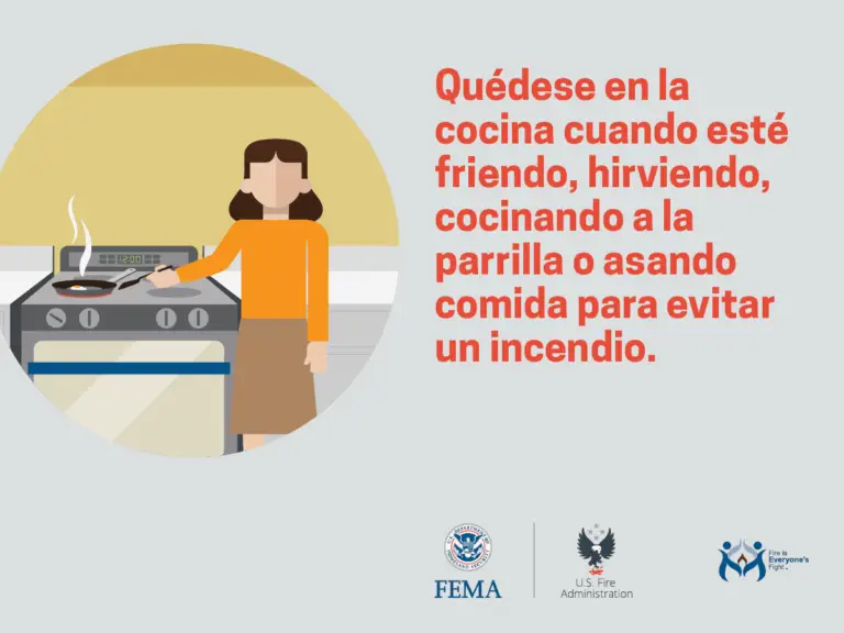 Illustration of a person cooking at a stove with a caption in Spanish: "Quédese en la cocina cuando esté friendo, hirviendo, cocinando a la parrilla o asando comida para evitar un incendio." Logos for FEMA, U.S. Fire Administration, and Fire Prevention Week are at the bottom.