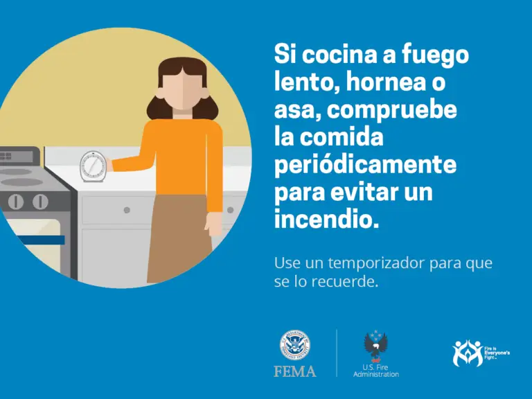 Illustration of a person holding a kitchen timer with a stove in the background. Spanish text advises checking food periodically while cooking to prevent fires and using a timer as a reminder. Logos of FEMA, U.S. Fire Administration, and Fire is Everyone’s Fight are at the bottom.